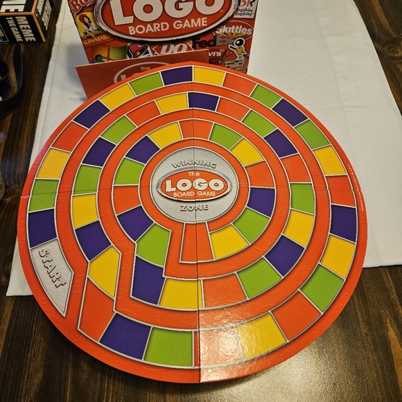 EUC The LOGO Board Game Fun Family Guessing Trivia Game - All Pieces Intact - Picture 6 of 7
